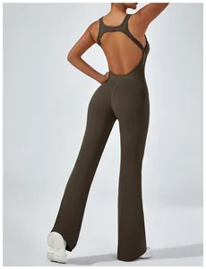 Professionelle Rückansicht eines braunen rückenfreien Yoga-Jumpsuits mit Schlaghose Damen