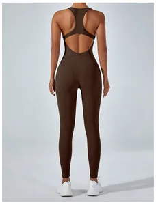 Rückansicht brauner einteiliger Yoga-Jumpsuit mit offenem Rücken und hoher Elastizität