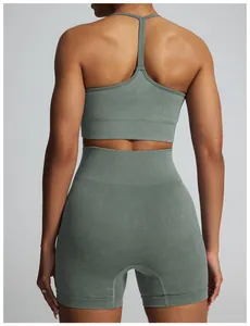 Rückansicht von nahtlosem, sandgewaschenem Yoga-Set mit Ripp-Shorts und Sport-BH.