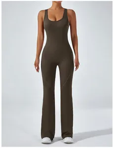 Ansicht der figurbetonten Silhouette und des Schlaghosendesigns des braunen Yoga-Overalls