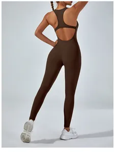 Rückenansicht eines braunen Yoga-Bodysuits mit Rückenausschnitt und hochdehnbarem Material.