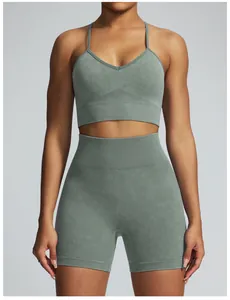 Detailansicht eines nahtlosen Yoga-Sets in Sandwaschung mit V-BH und Shorts mit hohem Bund.