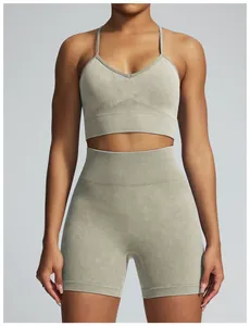 Detailansicht eines nahtlosen sandgewaschenen Yoga-Sets mit geripptem Saum und hoher Taille.