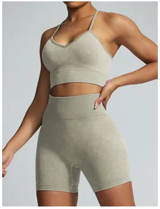 Detailansicht des sandgestrahlten, nahtlosen Sport-BHs und der High-Waist-Shorts in Salbeigrün.