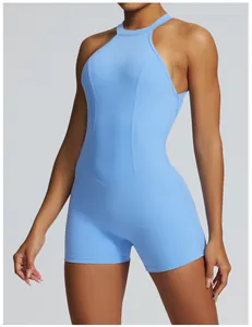 Dettaglio tutina yoga azzurra in tessuto elasticizzato per fitness e corsa sportiva