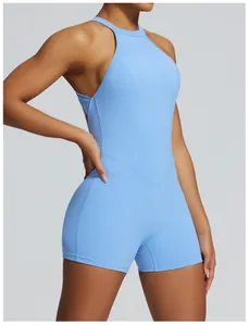 Vista laterale di un body da yoga intero azzurro con collo alto e design sportivo