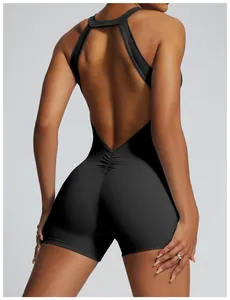 Vista posteriore di una tuta da yoga nera senza schienale con design push-up glutei.