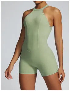Primo piano della tuta da yoga verde menta in tessuto elasticizzato con cuciture lisce.