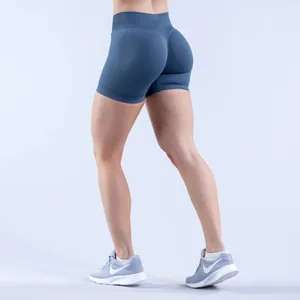 Détail de la coupe arrière et de l'effet froncé du short de yoga bleu sans couture taille