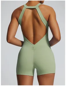 Vista posteriore di un body da yoga verde salvia senza schiena con dettaglio scrunch