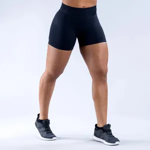 Gros plan sur un short de yoga noir sans couture sur un mannequin athlétique