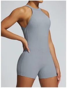 Vista dettagliata della tuta da yoga grigia con scollo all'americana e compressione.