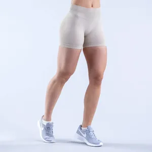 Gros plan sur le short de yoga sans couture à taille haute avec effet push-up fessier