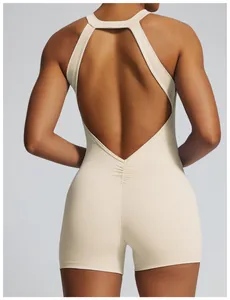 Dettaglio del body da yoga crema senza schiena con design arricciato effetto push-up