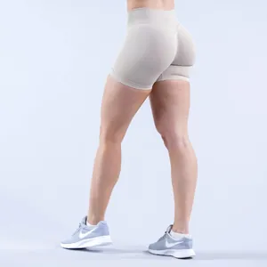 Short de yoga beige sans couture à taille haute avec effet push-up pour l'entraînement.