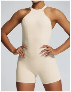 Primo piano di un body da yoga beige con scollo all'americana e pantaloncini aderenti.