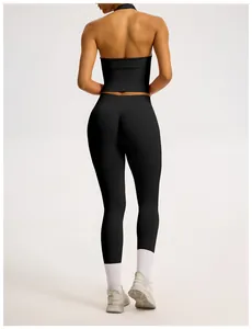Rückansicht eines nahtlosen schwarzen Yoga-Sets mit Neckholder-Top und Leggings
