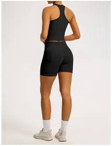 Vue arrière ensemble de yoga noir sans couture avec brassière et short côtelé