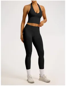 Nahtloses schwarzes Yoga-Set mit geripptem Bund und figurbetonter, athletischer Passform