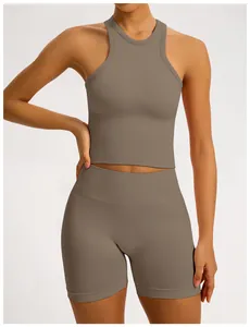 Détail de l'ensemble de yoga sans couture taupe avec short côtelé à taille haute