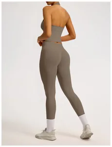 Detailansicht eines braunen nahtlosen Yoga-Sets mit gerippter Taille und Halter-Top.
