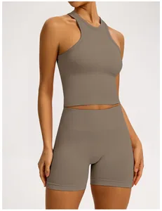 Vue détaillée de l'ensemble de yoga sans couture avec débardeur et short taille haute