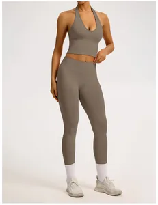 Detailansicht eines nahtlosen braunen Yoga-Sets mit geripptem Bund und Neckholder.