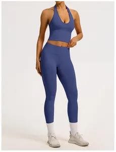 Detailansicht von blauem Halterneck-Sport-BH und gerippten Yoga-Leggings-Set.