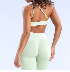 Vista detallada de un conjunto de yoga sin costuras verde menta con espalda asimétrica