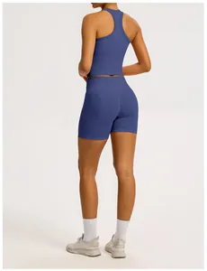 Achteraanzicht van blauwe naadloze yogaset met racerbacktop en corrigerende shorts.