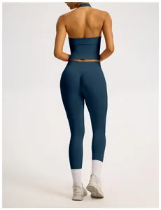 Rückansicht eines nahtlosen dunkelblauen Yoga-Sets mit Leggings und Halter-Oberteil