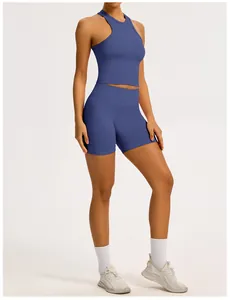 Close-up van blauwe naadloze yogaset met racerback crop top en sportshorts voor dames