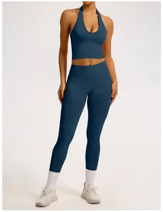 Vorderansicht eines blauen nahtlosen Yoga-Sets mit Neckholder-Top und High-Waist-Leggings