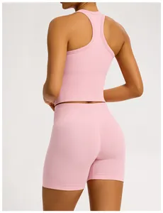 Vue arrière d'un ensemble de yoga rose sans couture avec ceinture côtelée et brassière