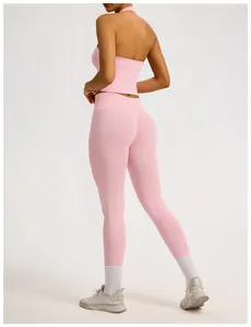 Rückansicht eines rosa nahtlosen Yoga-Sets mit Po-Lifting-Leggings für Fitness