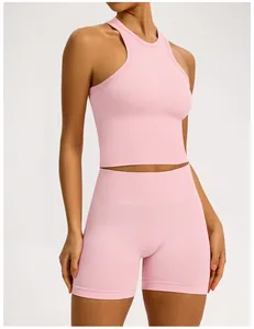 Vue détaillée de l'ensemble de yoga sans couture rose avec texture côtelée et taille haute