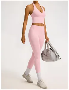 Professionelles Ganzkörperfoto eines pinkfarbenen nahtlosen Yoga-Sets mit hoher Taille