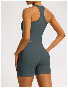 Vue arrière d'un ensemble de yoga gris sans couture avec dos nageur et short court