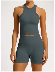 Ensemble de yoga gris sans couture avec crop top dos nageur et short de fitness haut