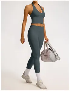 Detailansicht eines nahtlosen Yoga-Sets mit Neckholder-Sport-BH und hoher Leggings