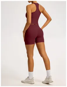 Achteraanzicht van een naadloze bordeauxrode yogaset met racerbacktop en shorts.