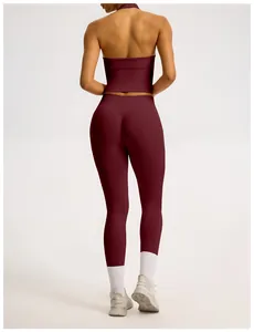 Rückansicht des nahtlosen bordeauxroten Yoga-Sets mit High-Waist-Leggings und Push-up.