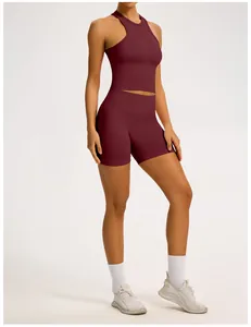 Gedetailleerd beeld van naadloze bordeauxrode yogaset met geribbelde taille en top