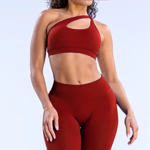 Dettaglio del set reggiseno sportivo monospalla e leggings senza cuciture rosso scuro
