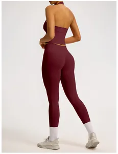 Rückansicht eines weinroten nahtlosen Yoga-Sets mit geripptem Bund und Booty-Lifting-Leggings