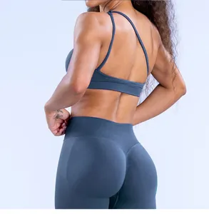 Dettaglio reggiseno sportivo senza cuciture con spalline asimmetriche sul retro