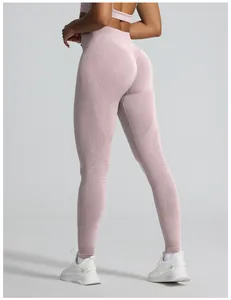Gedetailleerd achteraanzicht van de roze naadloze kationische yoga legging met jacquard.