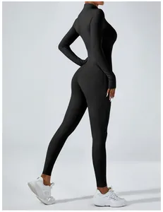 Vue arrière d'une combinaison de yoga noire à manches longues montrant une silhouette athlétique