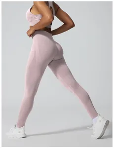 Gedetailleerd achteraanzicht van roze naadloze yoga legging met ademende jacquard textuur