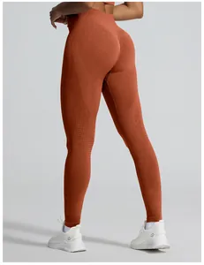 Detailweergave van naadloze roestoranje yoga legging met scrunch butt en jacquard